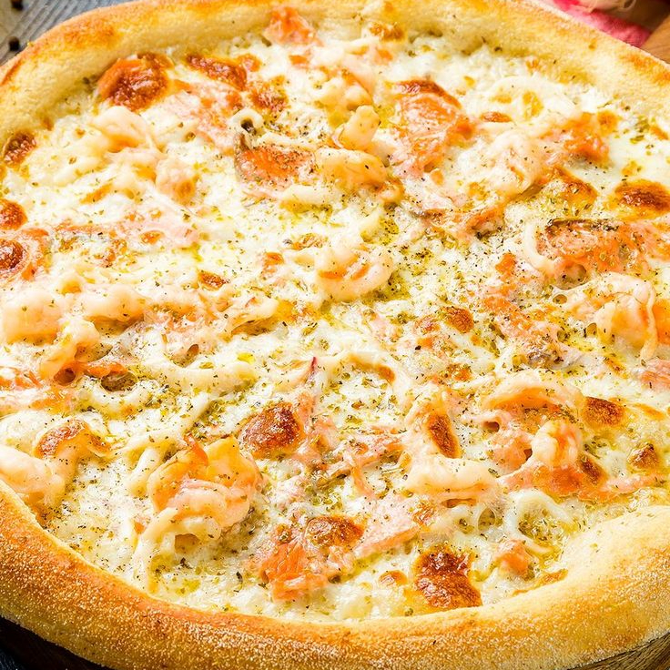 Pizza artesanal com farta camada de queijos catupiry e nossos camarões graudos.