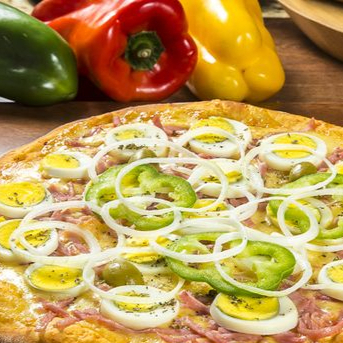 Molho de tomate, mussarela, presunto, calabresa, cebola, pimentão ovo cozido, finalizada com azeitonas e orégano.