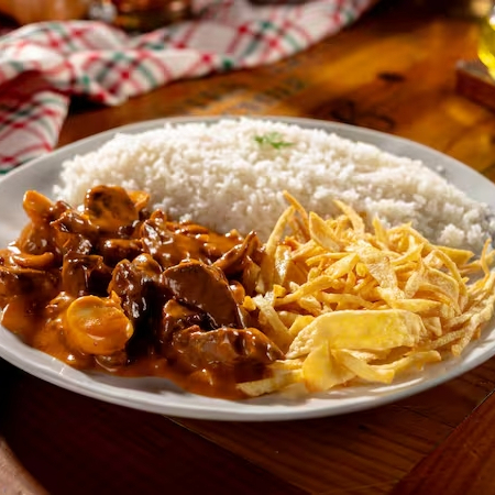 Delicioso strogonoff preparado com carne macia em um molho cremoso e bem temperado. Acompanha arroz branco soltinho e batata palha crocante, garantindo uma refeição completa, clássica e cheia de sabor. Frete Grátis, Promoção, Desconto, Cupom. Escolha o tamanho abaixo: