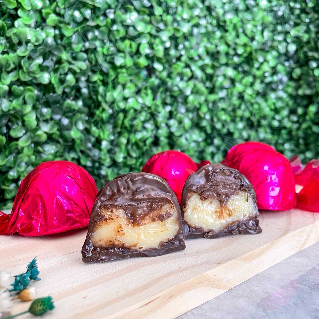 Casquinha generosa de chocolate blend com um irresistível brigadeiro cremoso de Leite Ninho e Nutella pura. Uma combinação perfeita que derrete na boca a cada mordida.
Serve 1 pessoa.