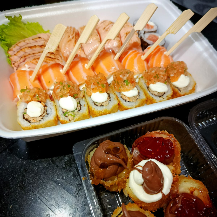 4 Sashimi maçaricado, 4 sushi maçaricado, 2 Hossomaki de salmão, 6 Pirulito de Salmão, 6 Hot Filadelphia, 6 choco banana com geleia de maracuja e morango