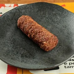 Delicioso kibe recheado com o sabor inconfundível da nossa massa especial. Uma verdadeira explosão de sabor com o toque caseiro, perfeito para quem adora um lanche completo e saboroso.