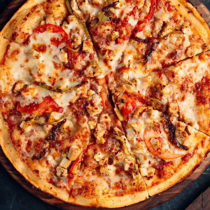 8 Pedaços - Molho, Muçarela, Presunto, Frango Desfiado, Bacon, Palmito, Tomate, Azeitona e Orégano