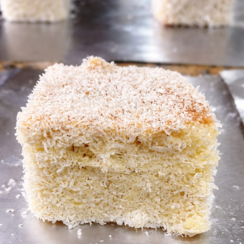 Bolo de coco bem molhadinho, macio e embrulhado individualmente para manter o frescor. Um doce afetivo, feito com cuidado e ingredientes selecionados, dentro de uma proposta de alimentação mais equilibrada e inclusiva. Sem trigo, sem leite e adoçado com açúcar demerara.