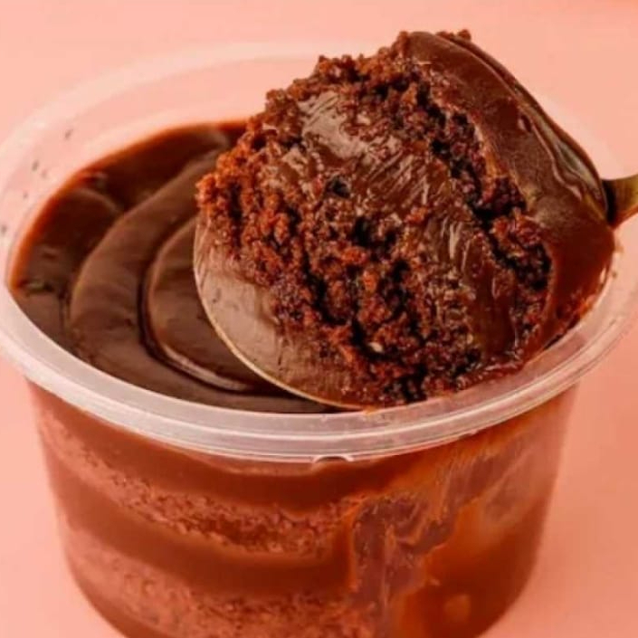Massa de chocolate fofinha e molhadinha, com recheio cremoso de chocolate e granulados de chocolate nobre ao leite. (Pote 200ml)