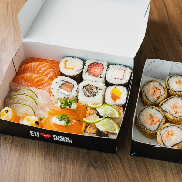3 unidades de sashimi de salmão, 2 gunkan salmão especial, 2 niguiri skin,2 niguiri salmão, 5 hot filadelfia e 6 sushis variados. Incluso: Teriaki, shoyo, hashi, gengibre e wassabi.