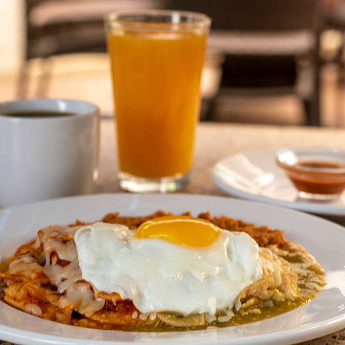 Chilaquiles con huevos revueltos