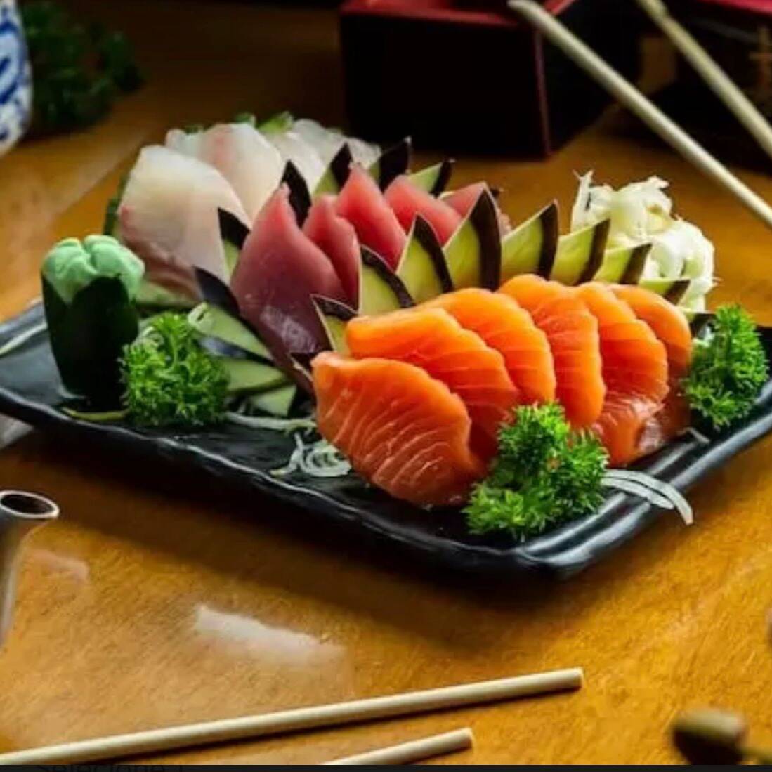 16 fatias de sashimi fresco, preparadas na hora. Escolha entre salmão, atum, peixe branco ou variado. Frescor, qualidade e o verdadeiro sabor da culinária japonesa. 🥢🐟