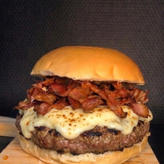 Hambúrguer, mussarela, bacon, maionese e ketchup
