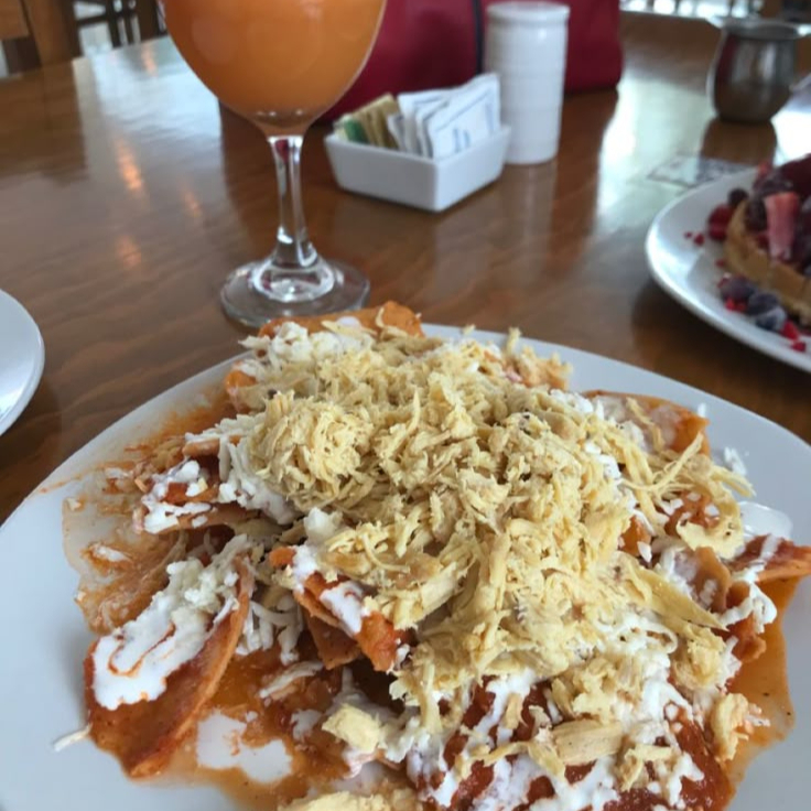 CHILAQUILES ROJOS CON POLLO
