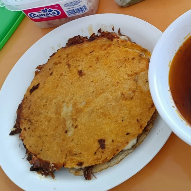 Quesabirria Plana de Maíz+1/2L de Consomé