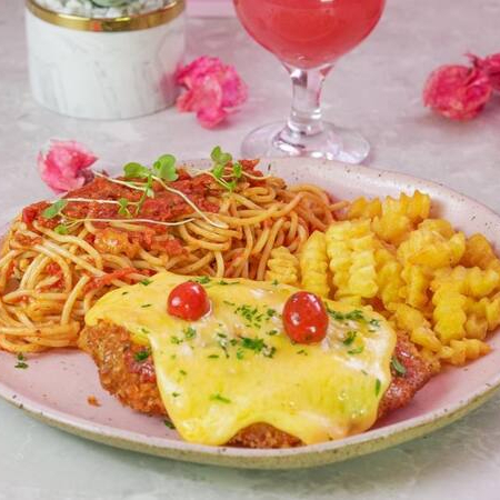 Filé de frango a parmegiana, acompanha espaguetti al pomodoro e queijo gratinado. Serve 1 pessoa