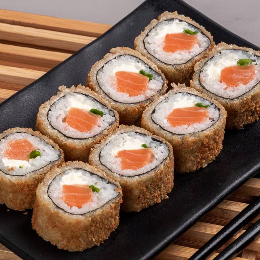Roll empanado com salmão, cream cheese e cebolinha. (8 und).