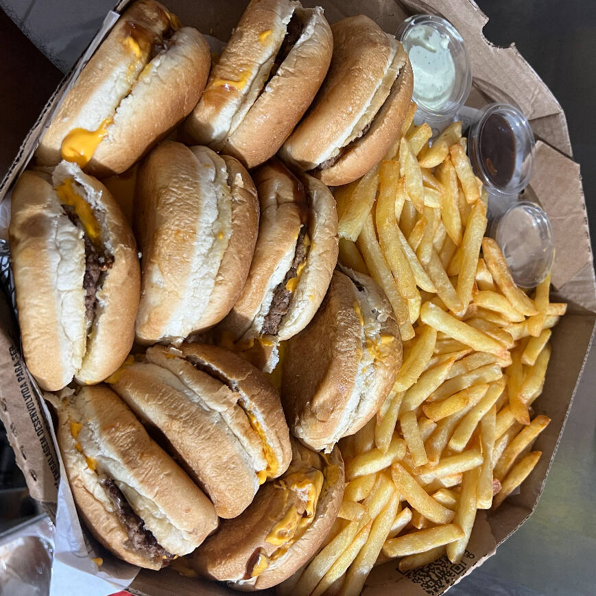 5 Hambúrguer Smash( Pão, Carne Smash Artesanal, Queijo Mussarela e Molhos ) + Maior Porção de Batata Frita + Pote de Molho Verde + Pote de Barbecue + Pote de Molho de Churrasco