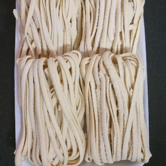 Talharim fresco artesanal, embalado a vácuo para manter todo o sabor e qualidade. Ideal para preparar uma refeição prática e deliciosa! Pacote de 500 g, produto congelado.