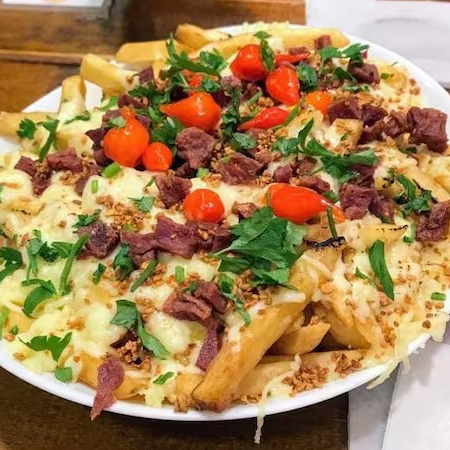 500g de batata frita deliciosa com mussarela gratinada no maçarico, calabresa em cubos, alho torrado, pimenta biquinho e salsinha.