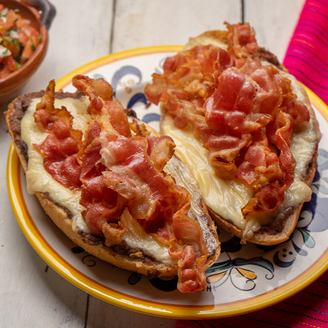 Molletes con Tocino 2 Pzs
