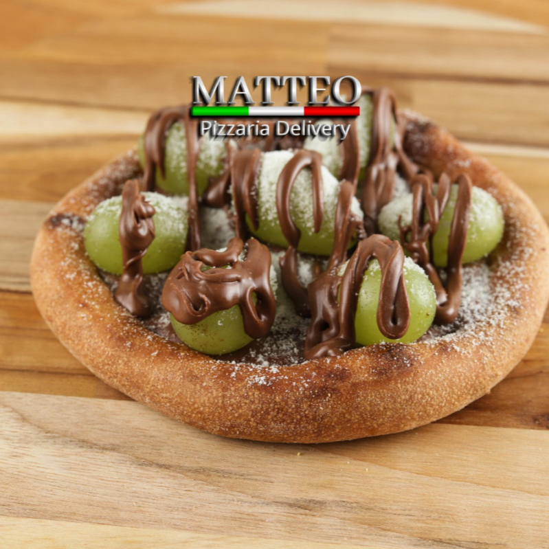 Creme de avelã Nutella, uvas verdes sem caroço, polvilhado com leite em pó, decorado com chocolate ao leite