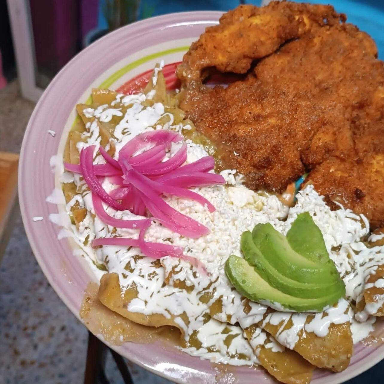 Chilaquiles con Pechuga Empanizada