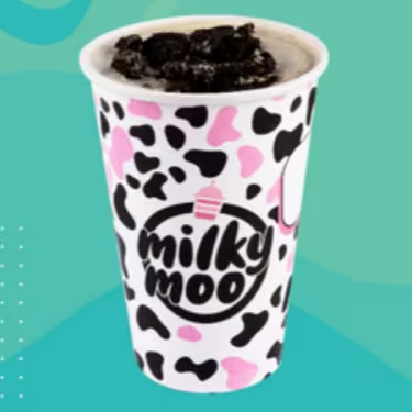 Milkshake feito com sorvete de baunilha, batido com biscoito Oreo. Biscoito Oreo no topo. #doces #sobremesas #Oreo #chocolate