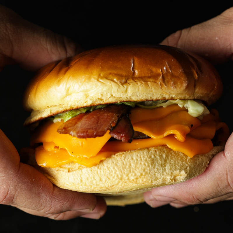 Pão brioche, hambúrguer 100g, cheddar.