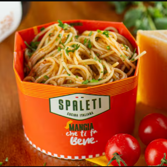Spaguetti tradicional, preparado com azeite, alho frito e um toque de cheiro verde fresco. Uma combinação clássica e saborosa, perfeita para quem aprecia a simplicidade da culinária italiana!
Que tal levar o Combo Completo? Veja nosso Esperienza Completa (Massa + Bebida + Sobremesa) na seção Promoções!