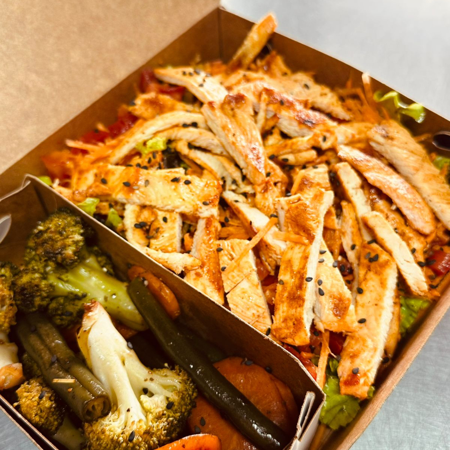 Mix de folhas, tomate, legume gratinado e tiras de frango grelhado