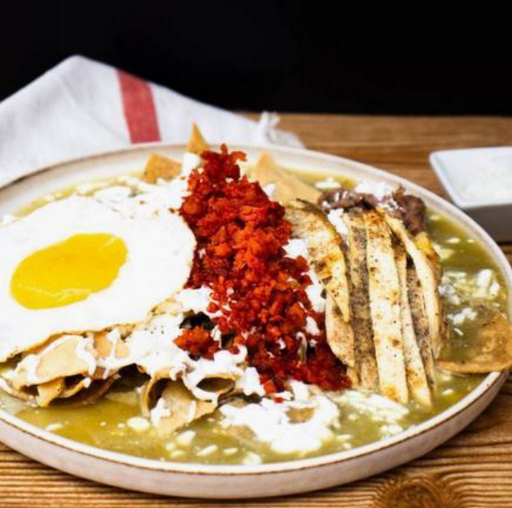 Chilaquiles con Tiras de Pechuga Longaniza y Huevo