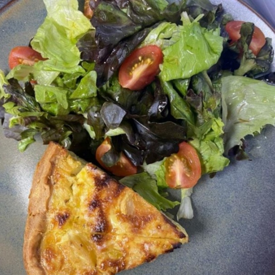 Com queijo de cabra. Acompanha saladinha verde.