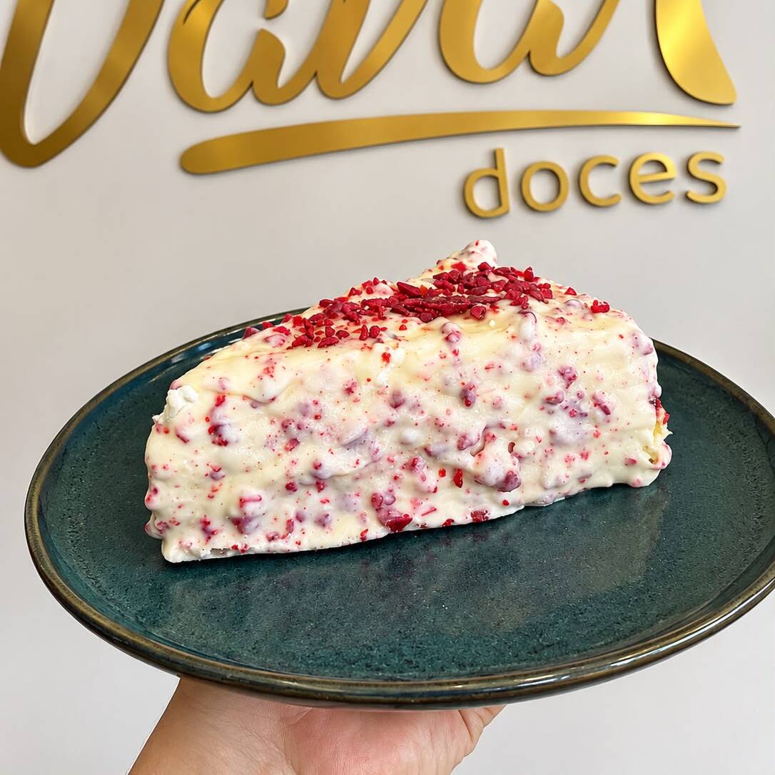 Deliciosa torta cravejada com creme de Ninho, mousse de Ninho, geleia de morango, base de biscoito e coberto com chocolate Nobre Branco com pedacinho de caramelo craquelado.