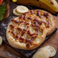 Banana c/ canela, leite condensado, chocolate branco e preto.