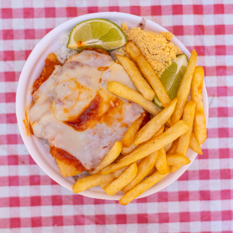 Arroz fresquinho, feijão delicioso, peixe apermegiana, batata frita, farofa