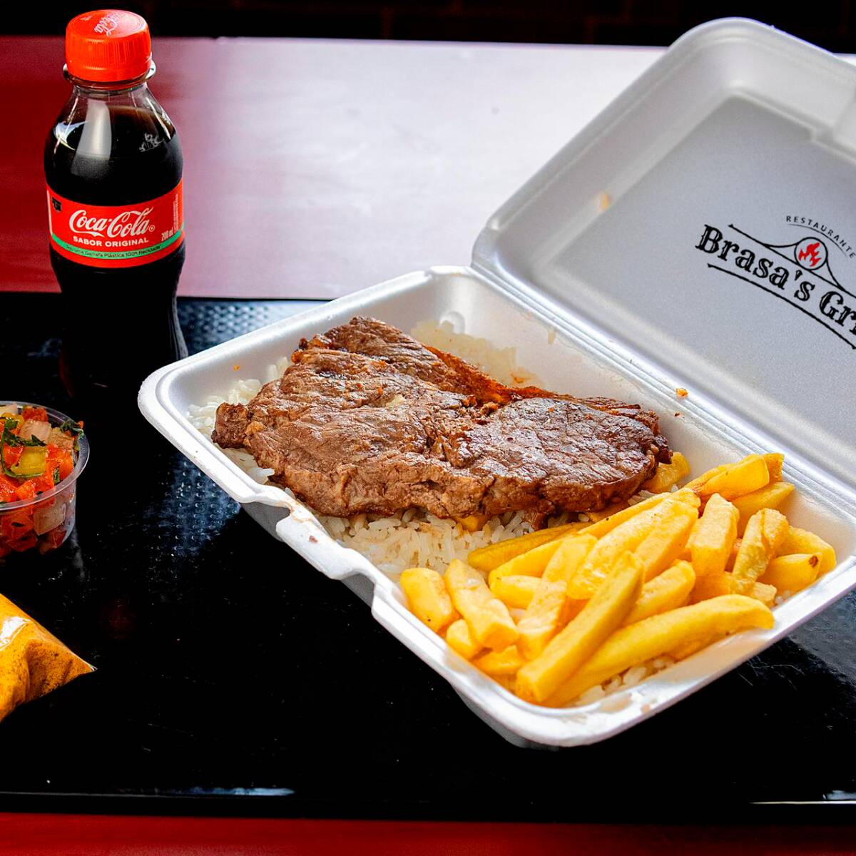 Acompanha arroz, feijão, salada com alface e tomate e fritas + refrigerante.