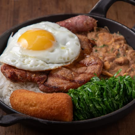 Virado à Paulista 🇧🇷
Um clássico da cozinha paulista! Arroz soltinho, feijão com farinha, bisteca suculenta, linguiça, ovo frito, couve refogada e banana empanada. Uma refeição completa, bem servida e cheia de sabor caseiro.