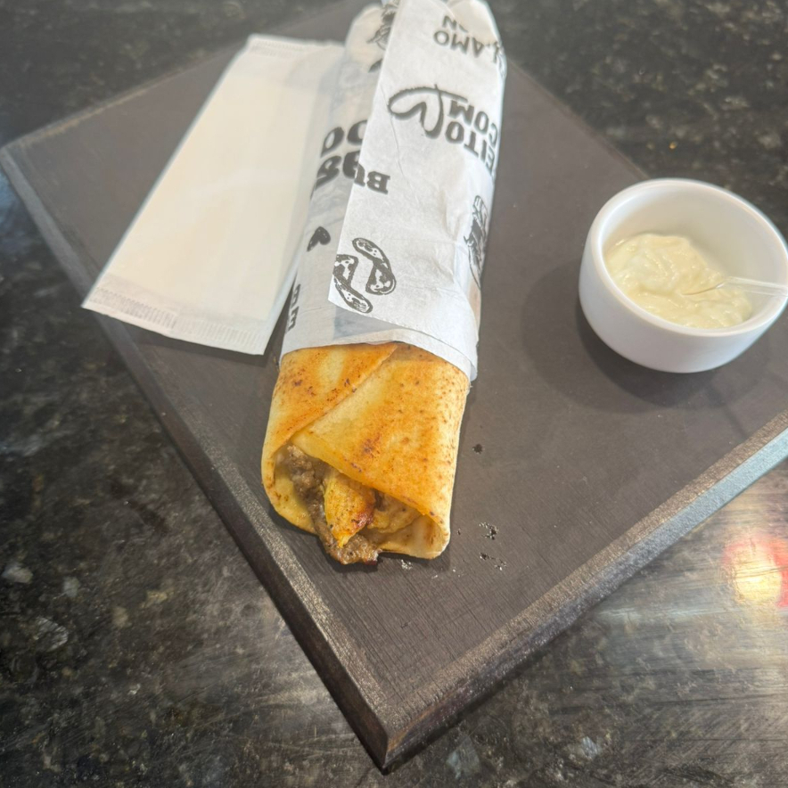 carne + frango, molho de alho, picles etomate, pão sírio.