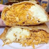 Frango desfiado temperado , mussarela e cream cheese