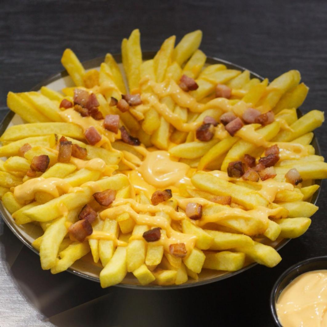 400g de batata frita com muito molho de cheddar e bacon.