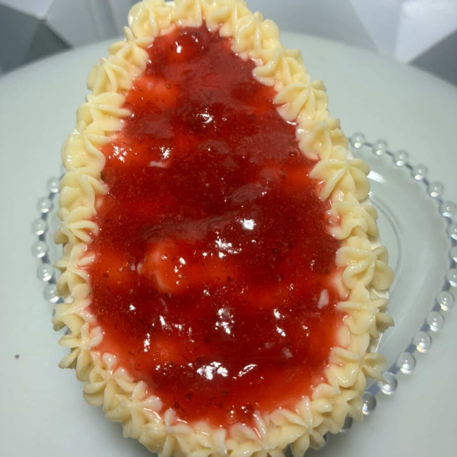 Camadas de Brigadeiro Branco com Geleia de morango.