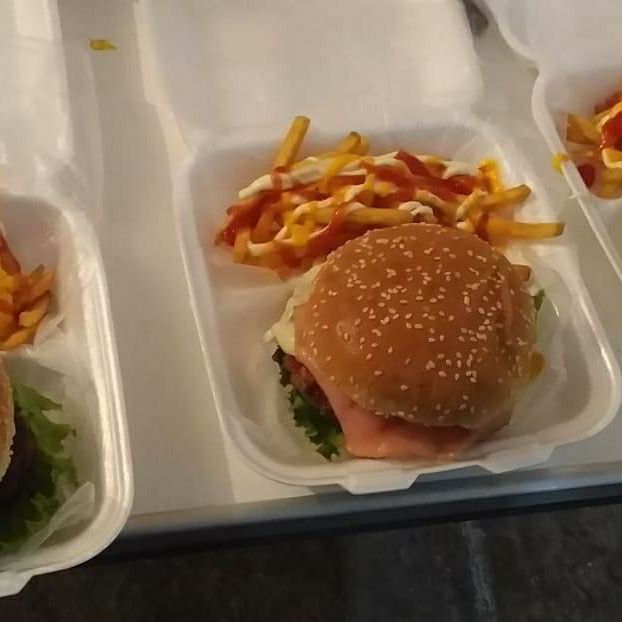 HAMBURGUESA DE POLLO CON PAPAS