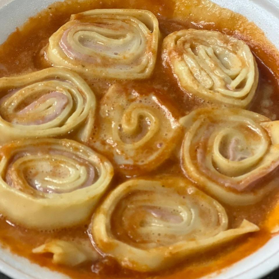 Molho vermelho e mussarela.