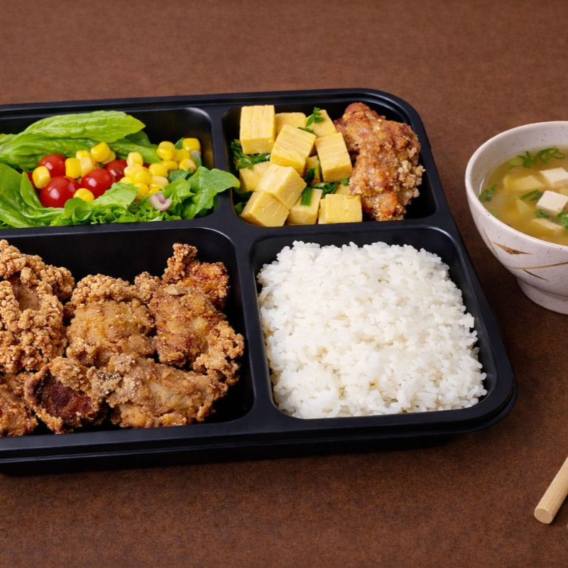 Teishoku é um prato muito popular no japão. É composto de arroz japonês (shiro gohan), coxa e sobrecoxa desossada empanada com tempero especial, missoshiro. Acompanha salada (alface, tomate cereja com molho rose) e porção de tamagoyaki cubos com cebolinha