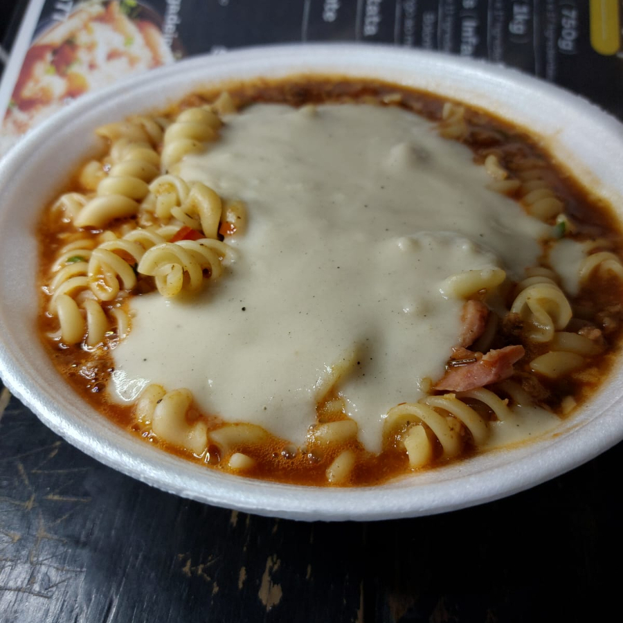 200g de Massa Italiana com opções de escolha, 4 conchas de molhos a escolher e + de 15 ingredientes para escolher a vontade! Se delicie em nossos temperos caseiros.