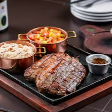 Bife de Chorizo 600g in natura. Corte nobre argentino, acompanhado de vinagrete e farofa de cebola