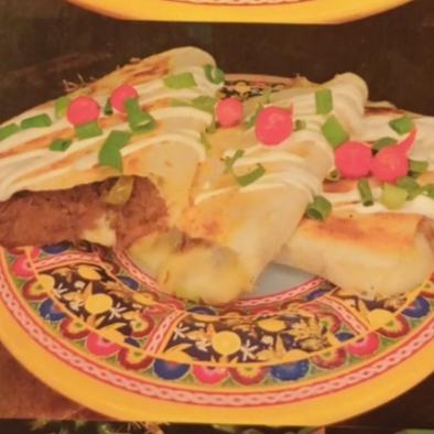 Tortilha macia, queijo, shimeji e cebolinha