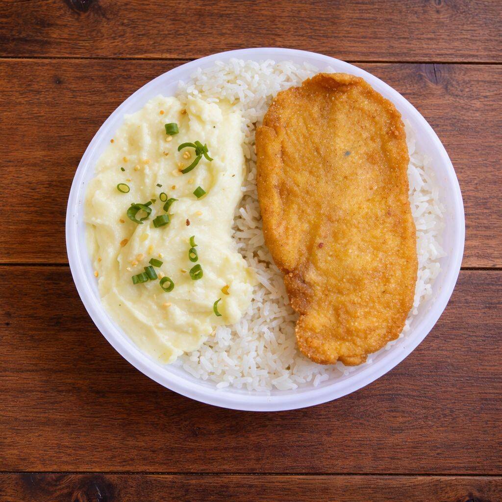 Suculento ' Filé de Frango á milanesa', suculento e crocante por fora e bem temperado, acompanhado de delicioso purê de batata.Acompanhamentos: -Arroz Branco Soltinho - Filé de Frango A milanesa -Feijão ricamente temperado - pure de batata Almoço rápido e saboroso! Finalize seu pedido e permita-se desfrutar do sabor caseiro dos Rei das Marmitas.