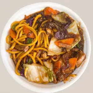 Delicioso yakisoba preparado com macarrão oriental, tiras de frango, carne e camarões, combinados com legumes crocantes no autêntico molho oriental. (Aprox. 400g)