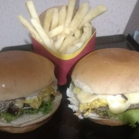 2 Lanches com Hamburguer tradicional, Ovo, Queijo Prato,Bacon ,Catupiry,Maionese Caseira,Alface e Tomate Acompanha uma frita+coca cola 350 ml