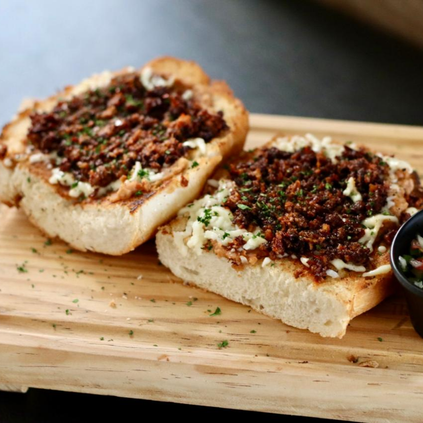 Molletes con Adobada