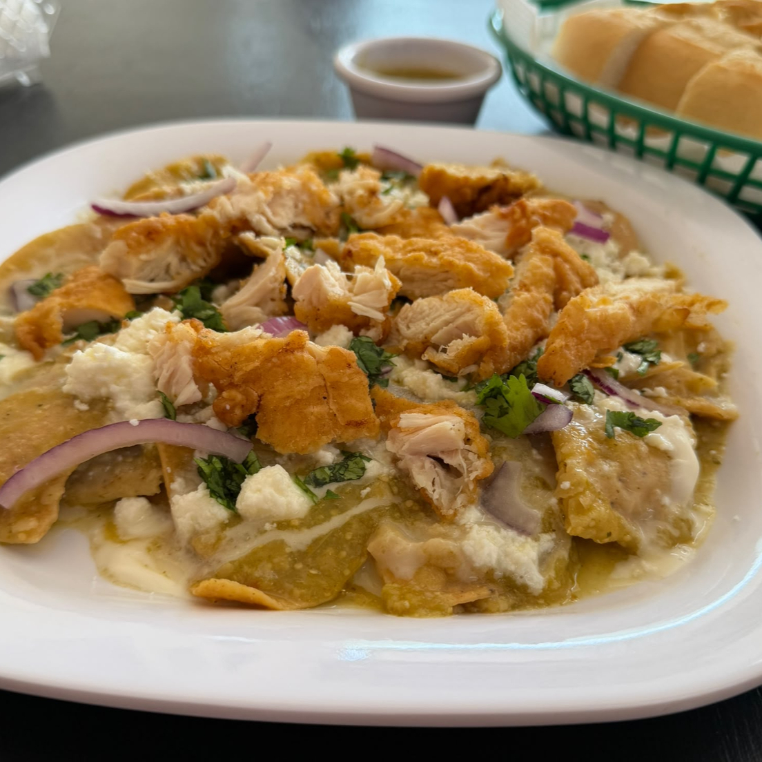 Chilaquiles Rojos Empanizado Pollo