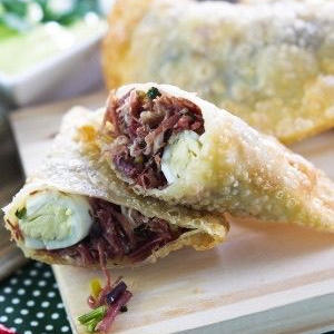 Pastel crocante com recheio de carne seca temperada, pirão de aimpim e queijo derretido.